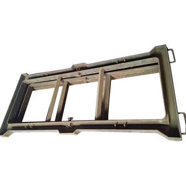 Upto 10 Ton/Day Capacity Plastic Lift Frame Mould Recommended For: Hospital