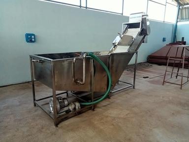 Fruits And Vegetable Continuous Conveyor Washer Capacity: 200-300 Kg/Hr