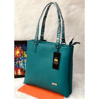 Sleek Shoulder Bag Design: Plain