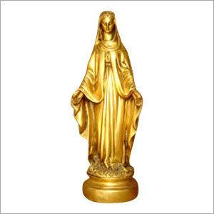 मदर मैरी की खड़ी मूर्ति