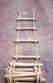 Rope Ladder with Wooden Rugs