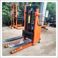 Electrical Pallet Stacker Lifting Capacity: 10000  Kilograms (Kg)