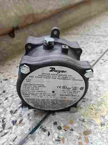 Dwyer USA 1950 1 2F Differential Pressure Switch