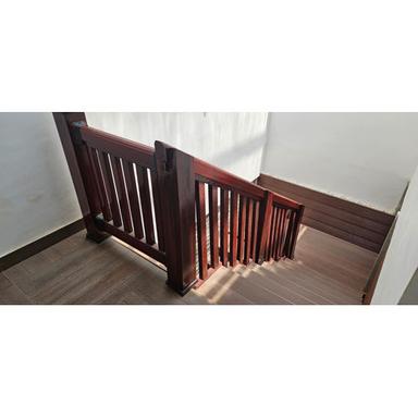  भूरे रंग की लकड़ी की सीढ़ी की रेलिंग