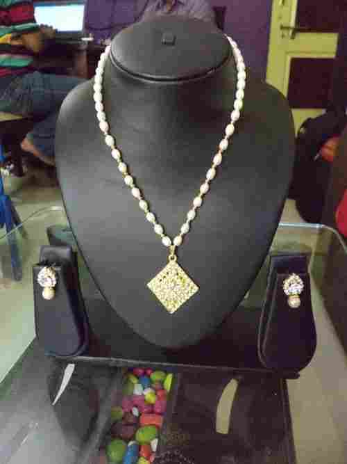 Attractive Pearl Necklace Set