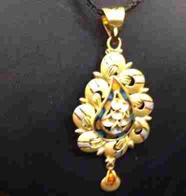 Traditional Pendant Set in Gold