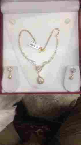 Fashionable Diamonds Necklace Set in 14Kt Gold