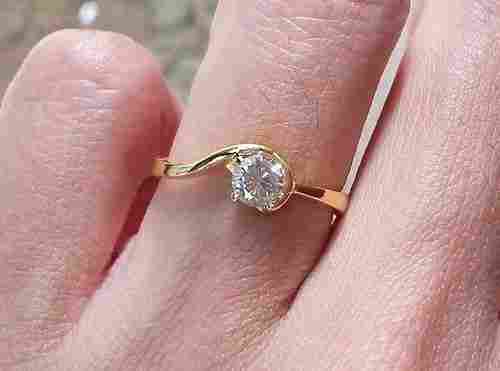 Attractive Gold Diamond Ring
