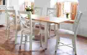  कुर्सियों के साथ लकड़ी की डाइनिंग टेबल 