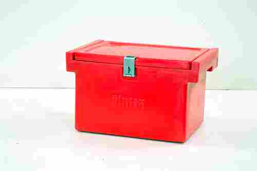 रेड प्लास्टिक इंसुलेटेड बॉक्स