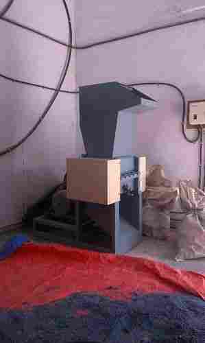 Plastic scrap granulator