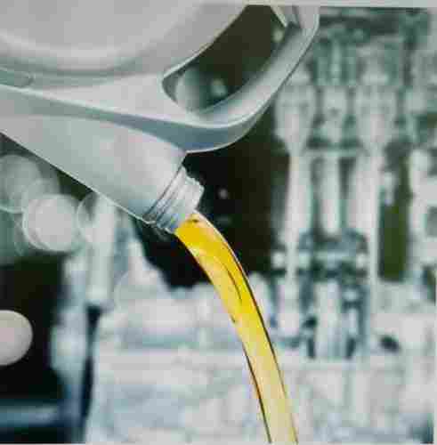 10 To 12 Ph Value Automobile Use Light Yellow Lubricant Oil