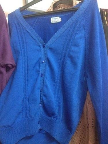 वूल ब्लू वी-नेक फुल स्लीव्स रेगुलर फिट स्किन फ्रेंडली कैज़ुअल वियर लेडीज़ प्लेन वूलन कार्डिगन स्वेटर