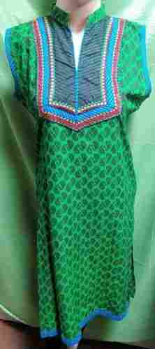 Ladies Green Sleeveless Mandarin-Neck With V-Slit Printed Cotton Kurti