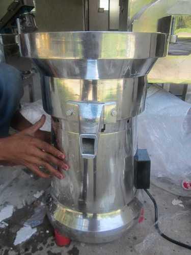 Leaves Juicer with High Work Capacity