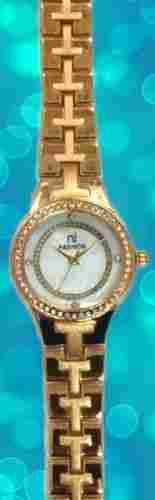 Ladies Elegant Gold Tone Bracelet Analog Watch For Party Wear