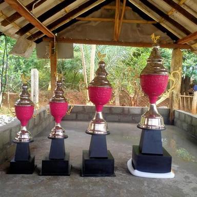 ऑफिस, स्कूल और कॉलेज के लिए विभिन्न रंगों के विजेता गोल्ड पॉलिश क्रिकेट ट्रॉफी
