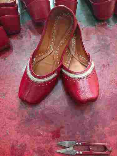 Ladies Comfortable Red Designer Flat Leather Jutti For Wedding Wear