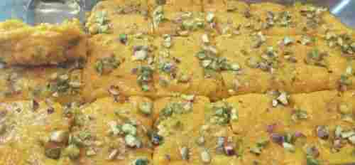 No Artificial Color Delicious Taste Hygienic Prepared Sweet Fresh Milk Burfi With Pista Toppings