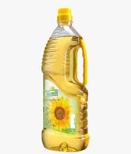 Edible Cooking Oil, Packed In Plastic Bottle And Light Yellow Color