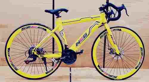  गियर के साथ पोर्टेबल स्टाइलिश डिज़ाइन पीले रंग की फंक्शनल पुरुषों की साइकिल, 26 इंच 