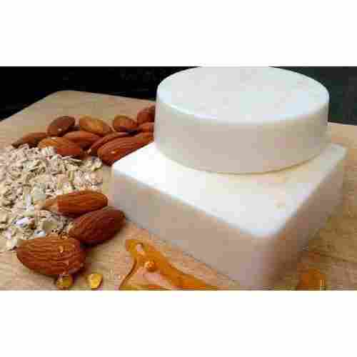 Middle Foam Solid Style Moisture 5% White Almond Oil Bath Soap