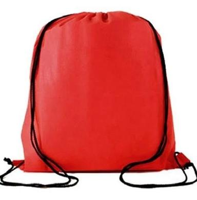 रेड एंड ब्लैक प्लेन एम्बॉसिंग एचडीपीई नॉन वोवेन ड्रॉस्ट्रिंग बैग
