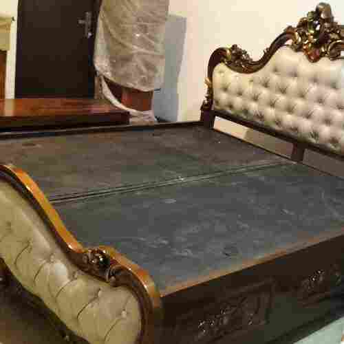 Modern Polished Wooden Royal Bed