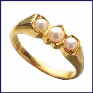 Gold Ring With Studded Three Pearl