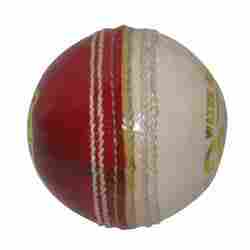  लाल और सफेद क्रिकेट बॉल