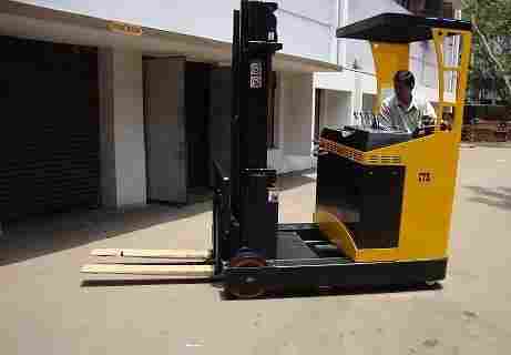Electric Tow Truck For Material Handling