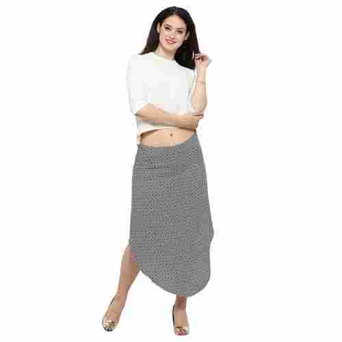  महिलाओं के लिए प्रिंटेड घुटने की लंबाई वाली गोल आकार की वेस्टर्न वियर स्कर्ट 