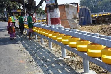 Yellow Morth Standard Based Mase Road Safety Roller Barrier